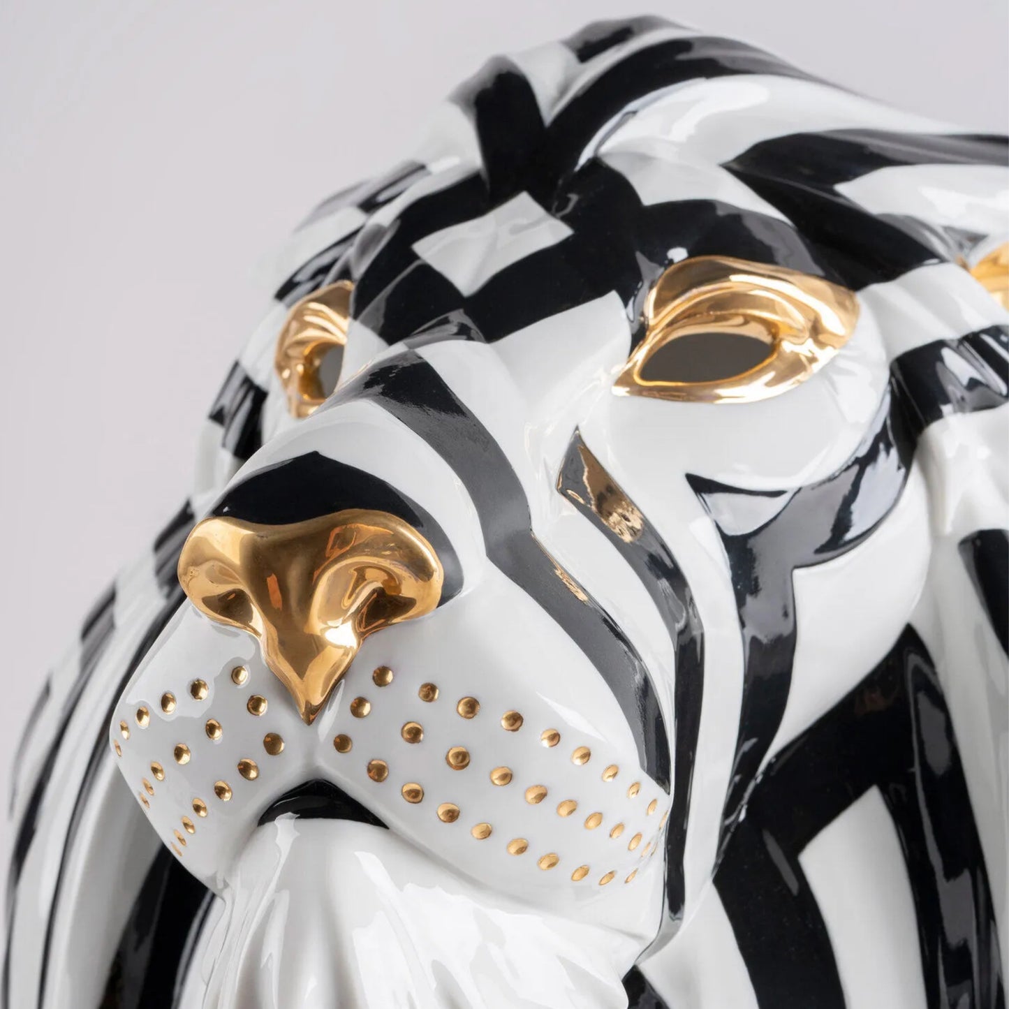 Lladró: Lion Mask Black and Gold.