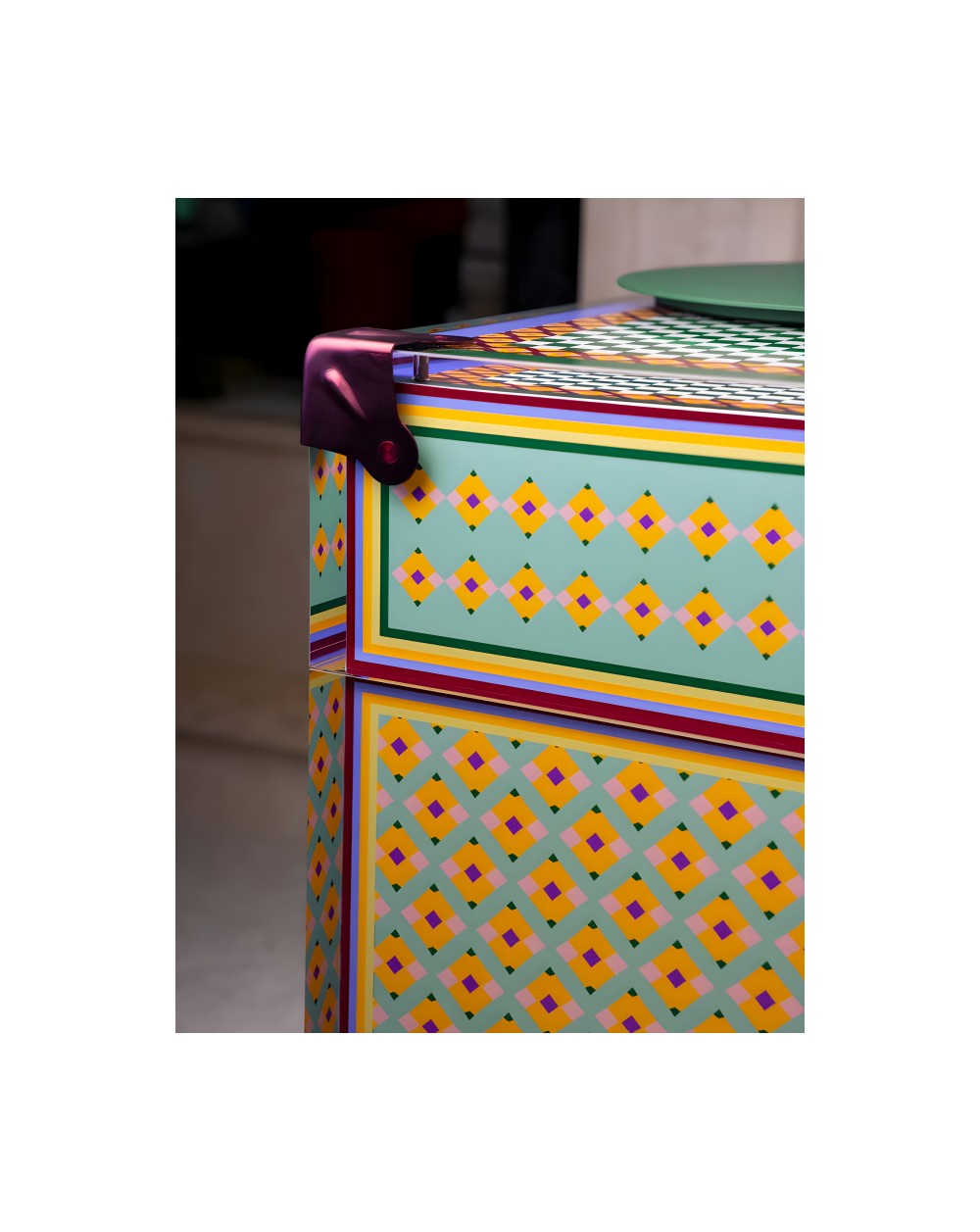 VESTA: HOUDINI ACRYLIC TRUNK RAINBOW