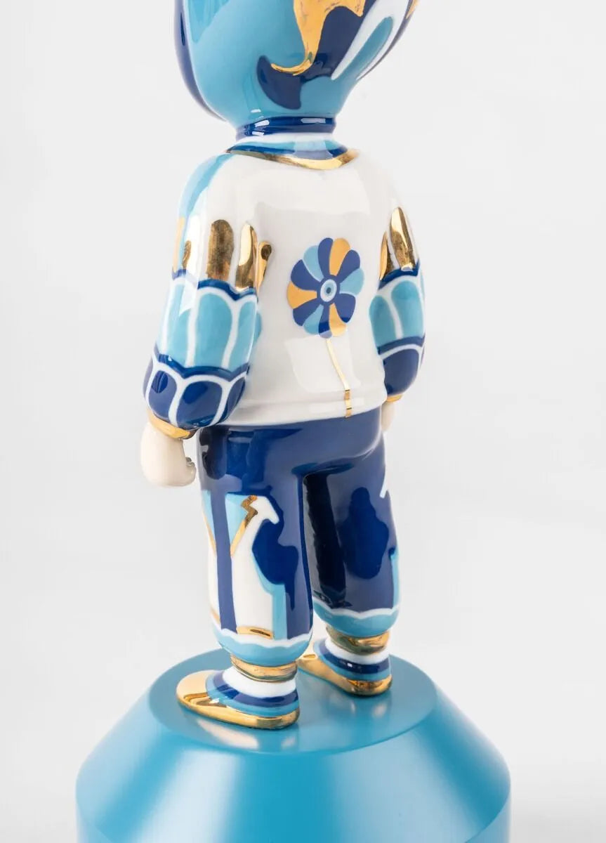 Lladró: The Guest by Kzeng Jiang Figurine Small Model