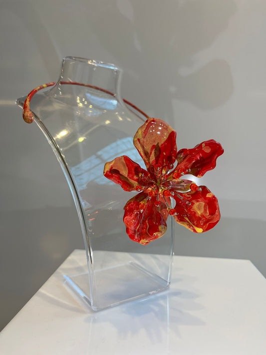 De la Fuentes: Collar Flor con Piedras Rojo