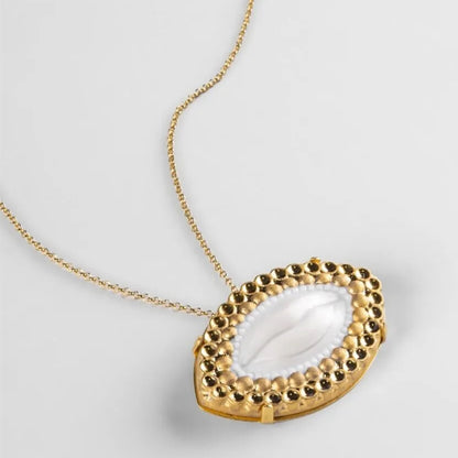 Lladró Jewelry: Kiss Pendant.