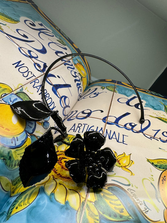 De la Fuentes: Collar Negro 1 flor y 2 hojas