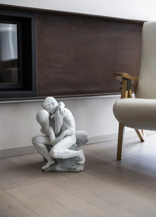 Lladró: Passionate Kiss Couple Sculpture
