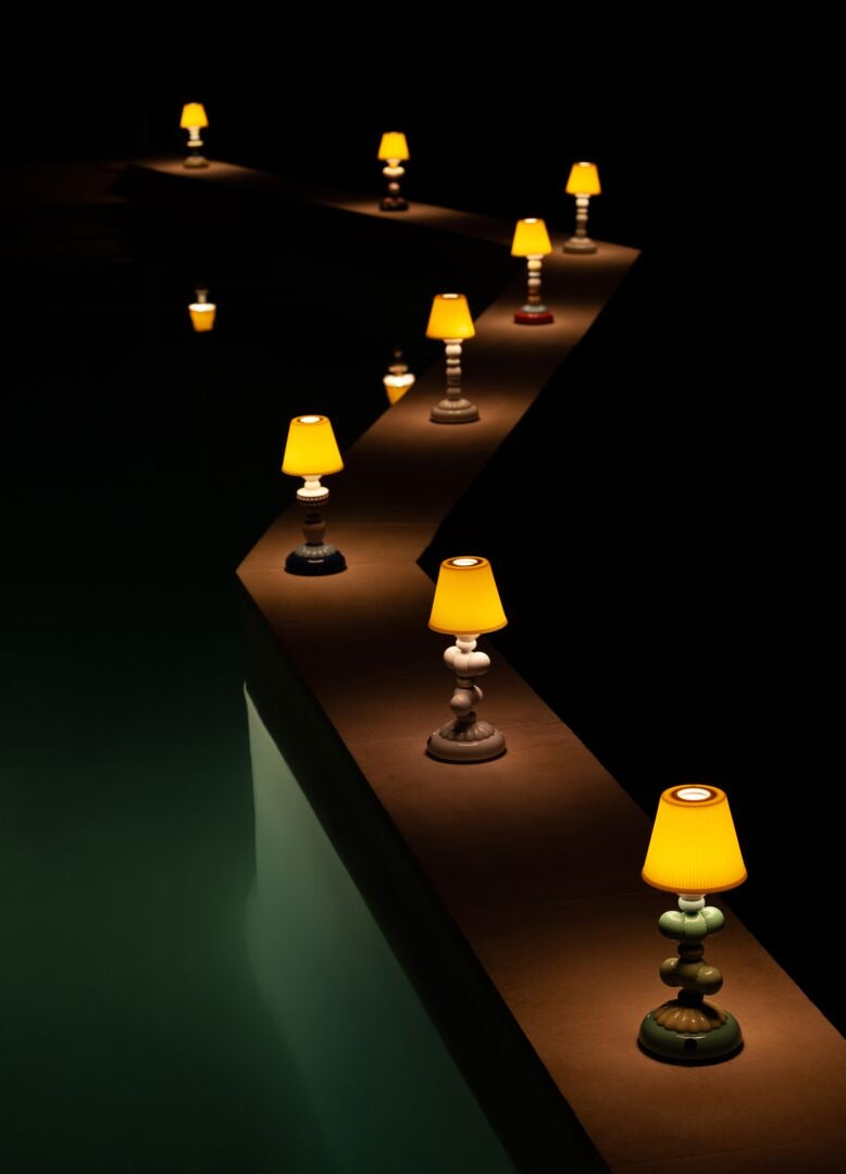 Lladró: Firefly Collection. Cactus Firefly Golden Fall Table Lamp Pink